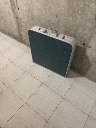 Mesa plegable y taburetes