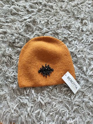 Gorro mostaza con abalorios