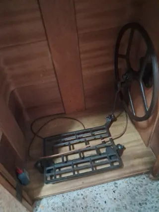 Máquina de coser con mueble de madera la rapida.