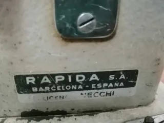 Máquina de coser con mueble de madera la rapida.