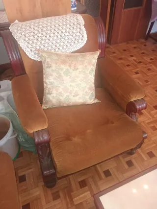 Conjunto sofá y sillones madera y tela