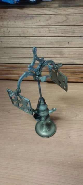 Antigua lámpara de aceite de bronce