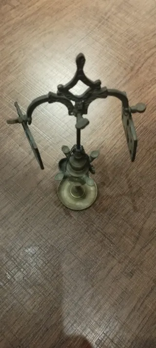 Antigua lámpara de aceite de bronce