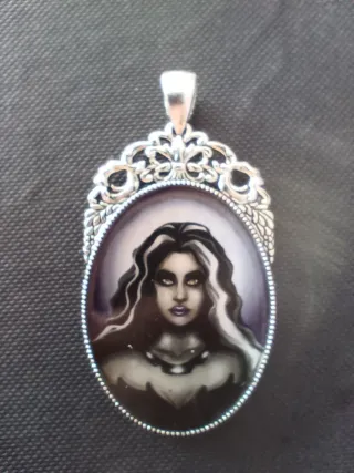 Collar o llavero con diseño de mujer