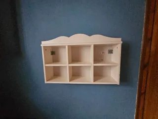 Estantería de pared blanca de madera