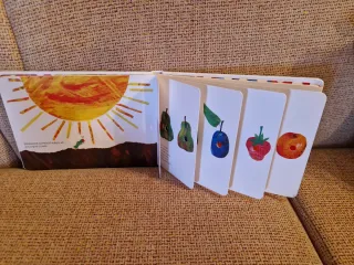 La pequeña oruga glotona cartoné mediana (Spani...