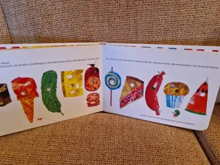 La pequeña oruga glotona cartoné mediana (Spani...