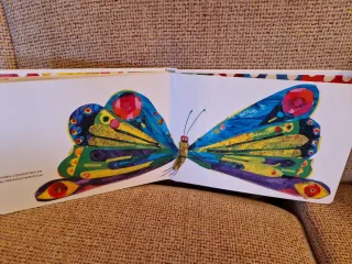 La pequeña oruga glotona cartoné mediana (Spani...