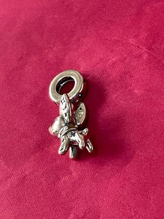 Colgante perro plata con estrellas azules