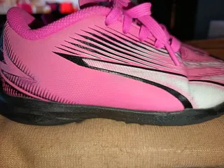 Botas de fútbol Puma rosas