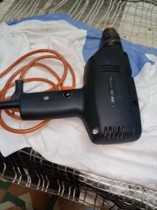 Taladro Black & Decker BD 501 con percutor