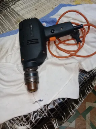 Taladro Black & Decker BD 501 con percutor