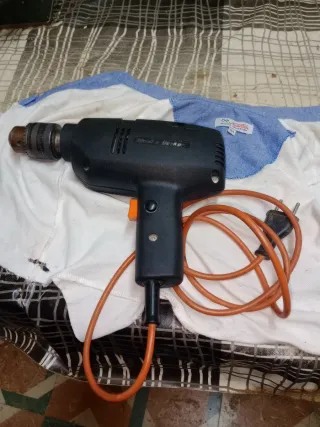 Taladro Black & Decker BD 501 con percutor