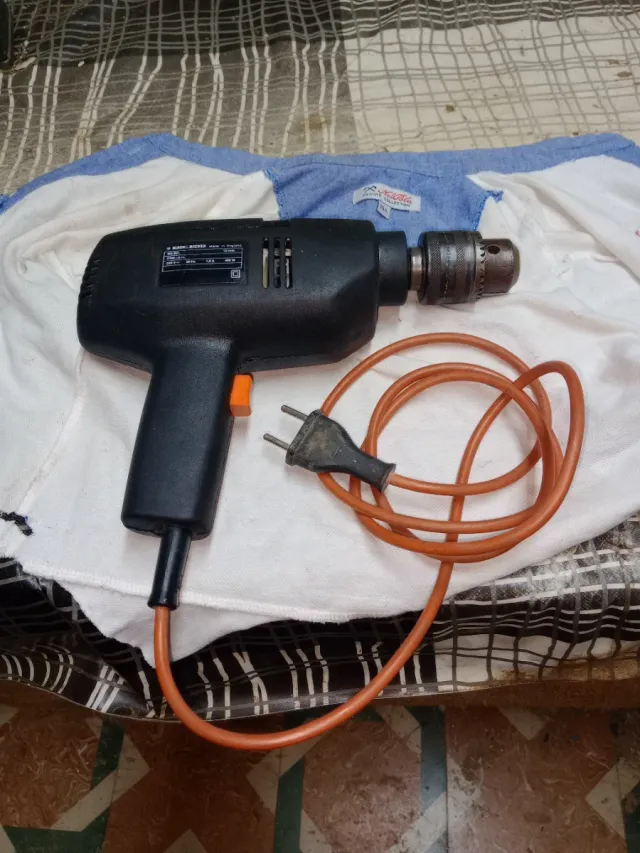 Taladro Black & Decker BD 501 con percutor
