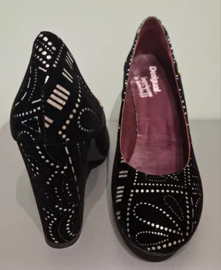 Zapatos de tacón alto negros y plateados