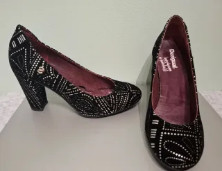 Zapatos de tacón alto negros y plateados