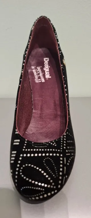 Zapatos de tacón alto negros y plateados