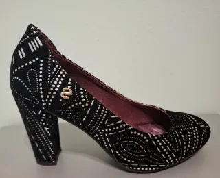 Zapatos de tacón alto negros y plateados