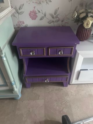 Mesita de noche morada con detalles dorados