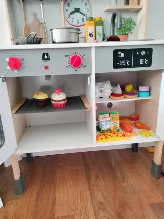 Cocinita de juguete con accesorios