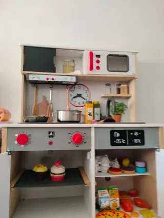 Cocinita de juguete con accesorios