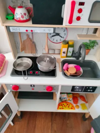 Cocinita de juguete con accesorios