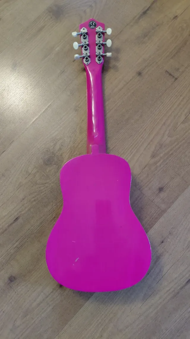 Guitarra infantil rosa con pegatinas