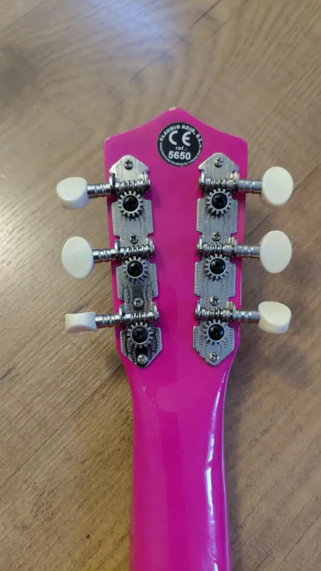 Guitarra infantil rosa con pegatinas