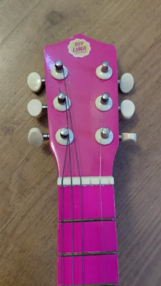 Guitarra infantil rosa con pegatinas