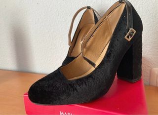 Zapatos de tacón negros de terciopelo con rosas.
