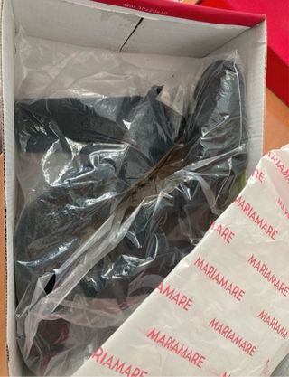 Zapatos de tacón negros de terciopelo con rosas.