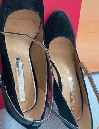 Zapatos de tacón negros de terciopelo con rosas.