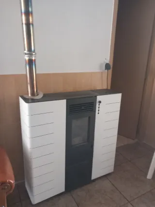 Estufa de pellets blanca y negra