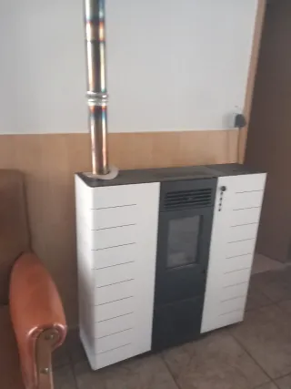 Estufa de pellets blanca y negra