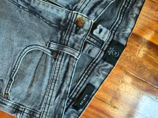 Pantalón vaquero gris