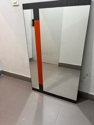 Mueble recibidor colgante con panel espejo naranja