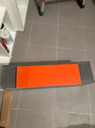 Mueble recibidor colgante con panel espejo naranja