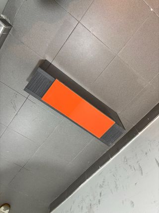 Mueble recibidor colgante con panel espejo naranja