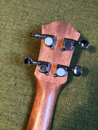 Ukelele Paisen con accesorios