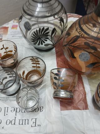 Set vintage bottiglie e bicchierini decorati