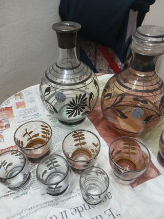 Set vintage bottiglie e bicchierini decorati