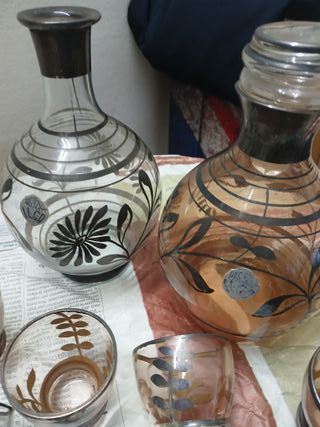 Set vintage bottiglie e bicchierini decorati