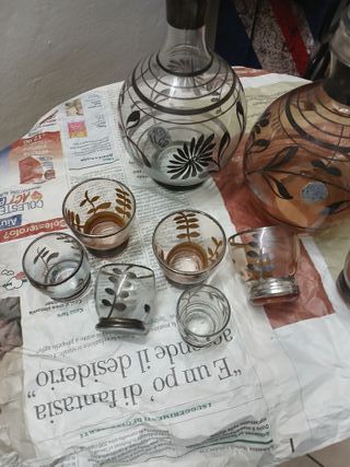 Set vintage bottiglie e bicchierini decorati