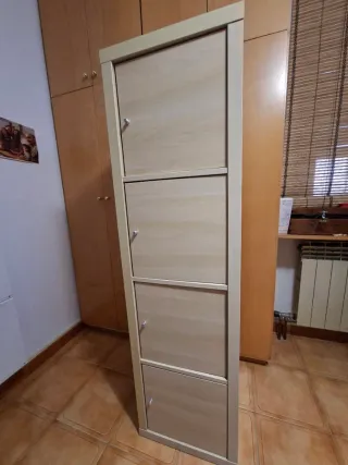 Estantería Kallax Ikea. Incluye puertas