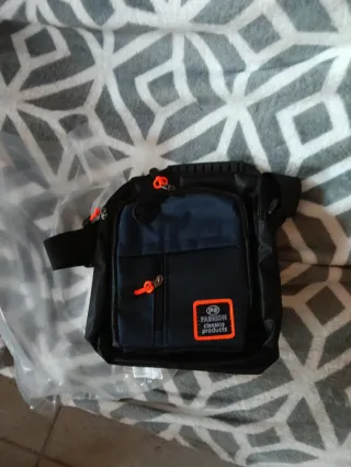 Bolso bandolera negro y azul