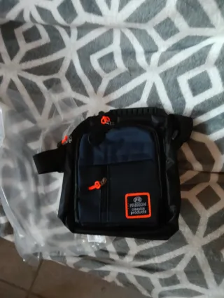 Bolso bandolera negro y azul