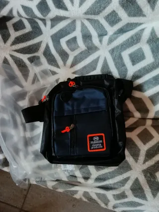 Bolso bandolera negro y azul