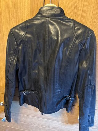 Cazadora Biker Cuero Negra Talla M pequeña.