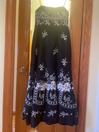 Vestido de fiesta negro bordado
