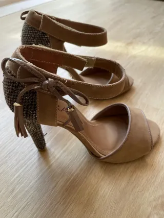 Zapatos de tacón beige y marrón